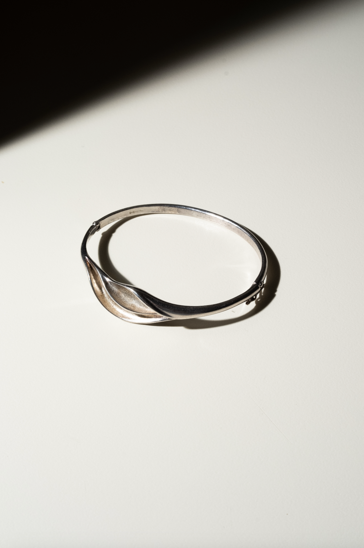 "Delicate Floral-Shaped 925 Silver Bangle with Buckle Closure"