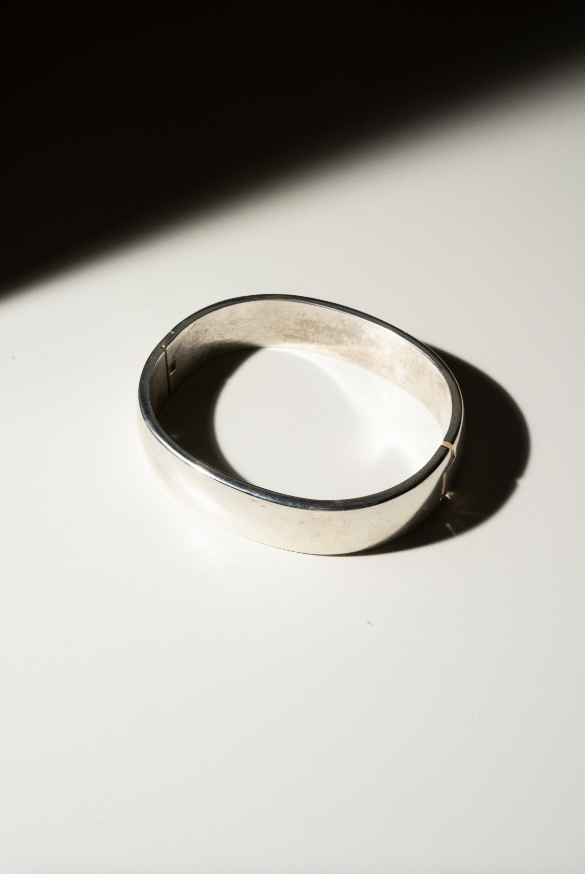"Chic 1980s 925 Silver Buckled Bangle"