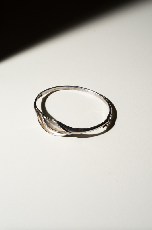"Delicate Floral-Shaped 925 Silver Bangle with Buckle Closure"